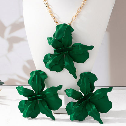White Jewelry Set Featuring Elegant Flowers Pattern, Perfect For Stylish Occasions