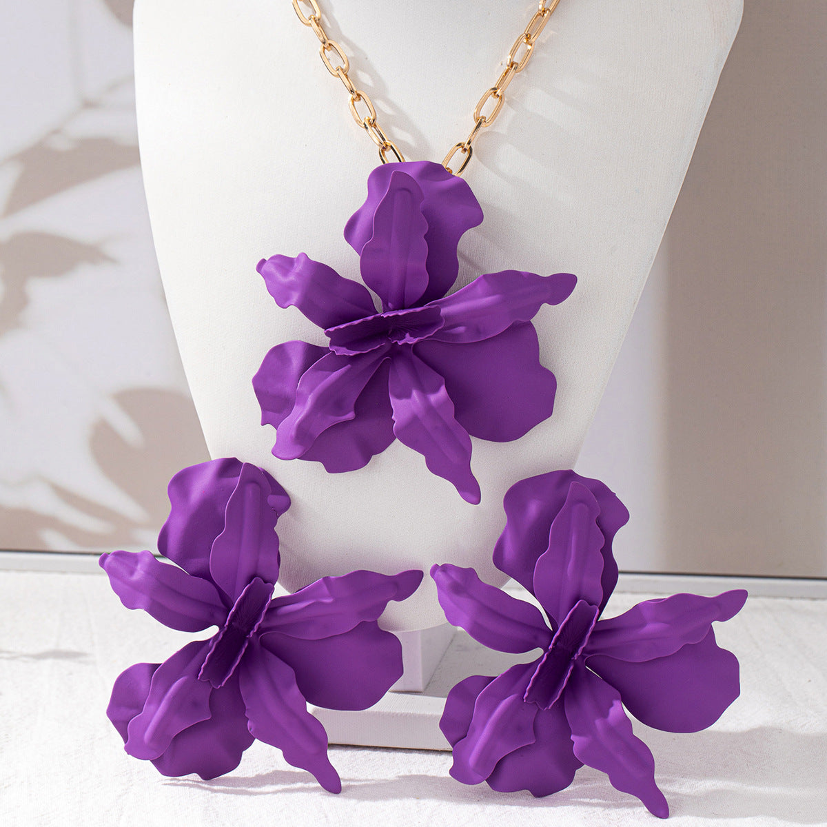 White Jewelry Set Featuring Elegant Flowers Pattern, Perfect For Stylish Occasions