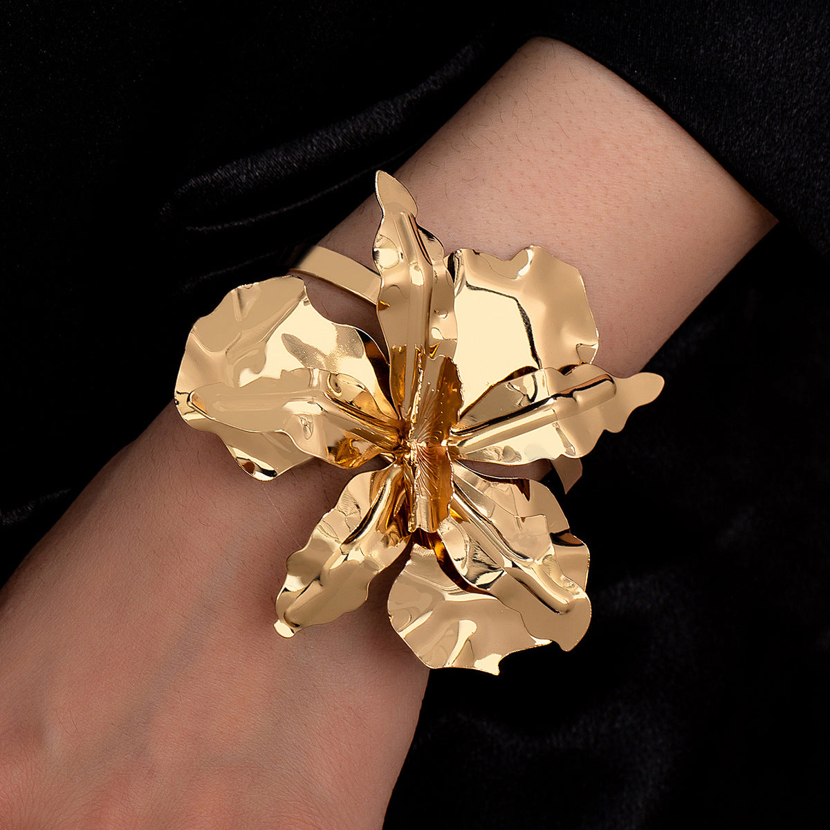 Flower Pattern Bangle In Gold For Elegant Jewelry Accessory
