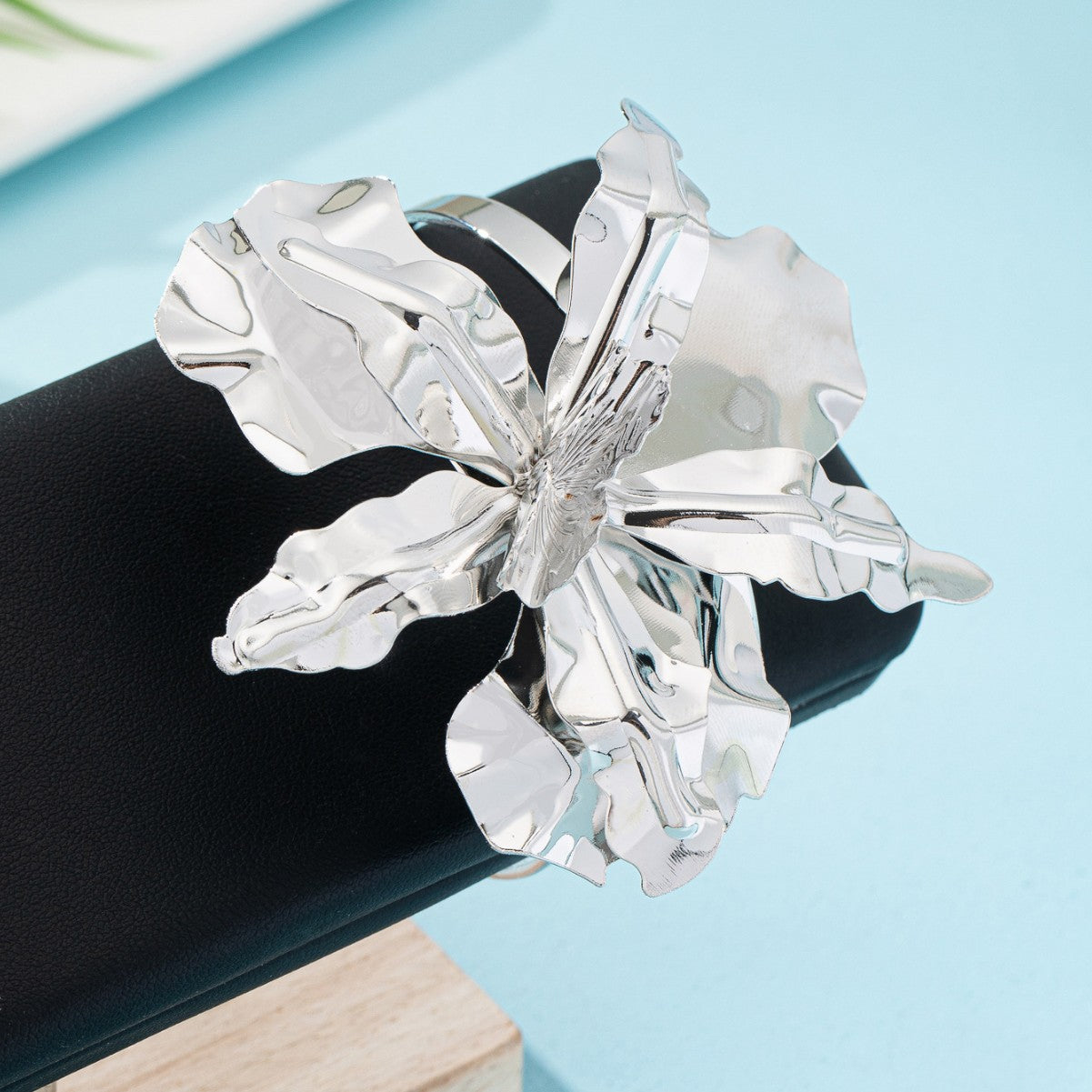 Flower Pattern Bangle In Gold For Elegant Jewelry Accessory