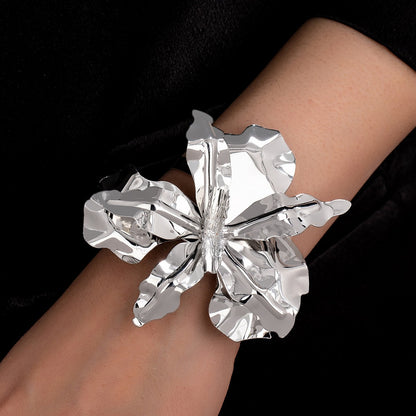 Flower Pattern Bangle In Gold For Elegant Jewelry Accessory