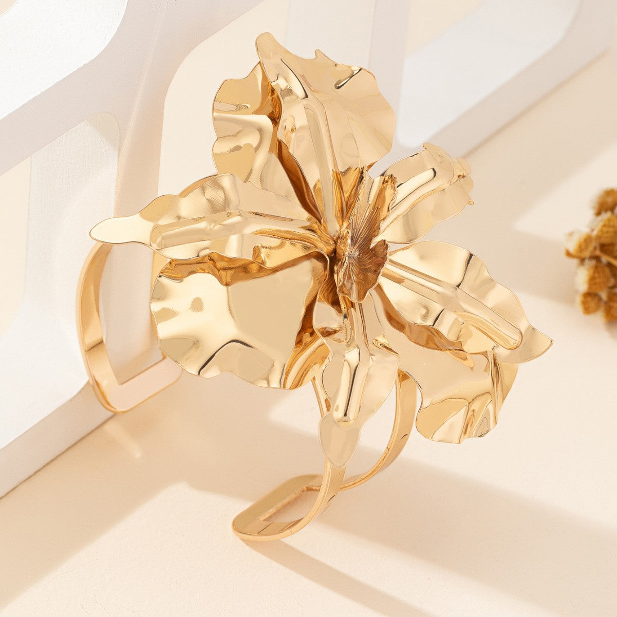 Flower Pattern Bangle In Gold For Elegant Jewelry Accessory