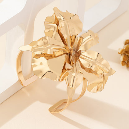 Flower Pattern Bangle In Gold For Elegant Jewelry Accessory