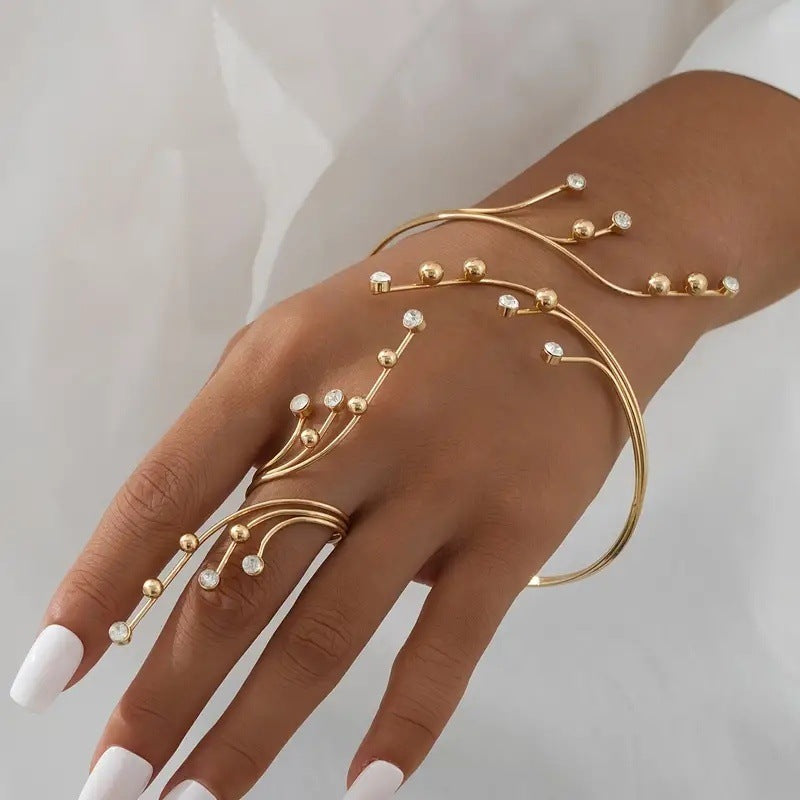 Golden Jewelry Set Featuring Elegant Geometric Pattern For Stylish Wear