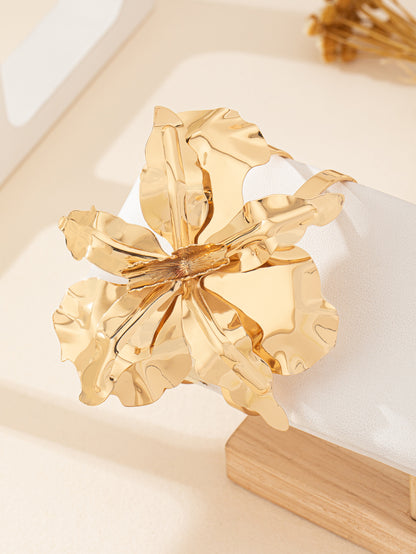 Flower Pattern Bangle In Gold For Elegant Jewelry Accessory