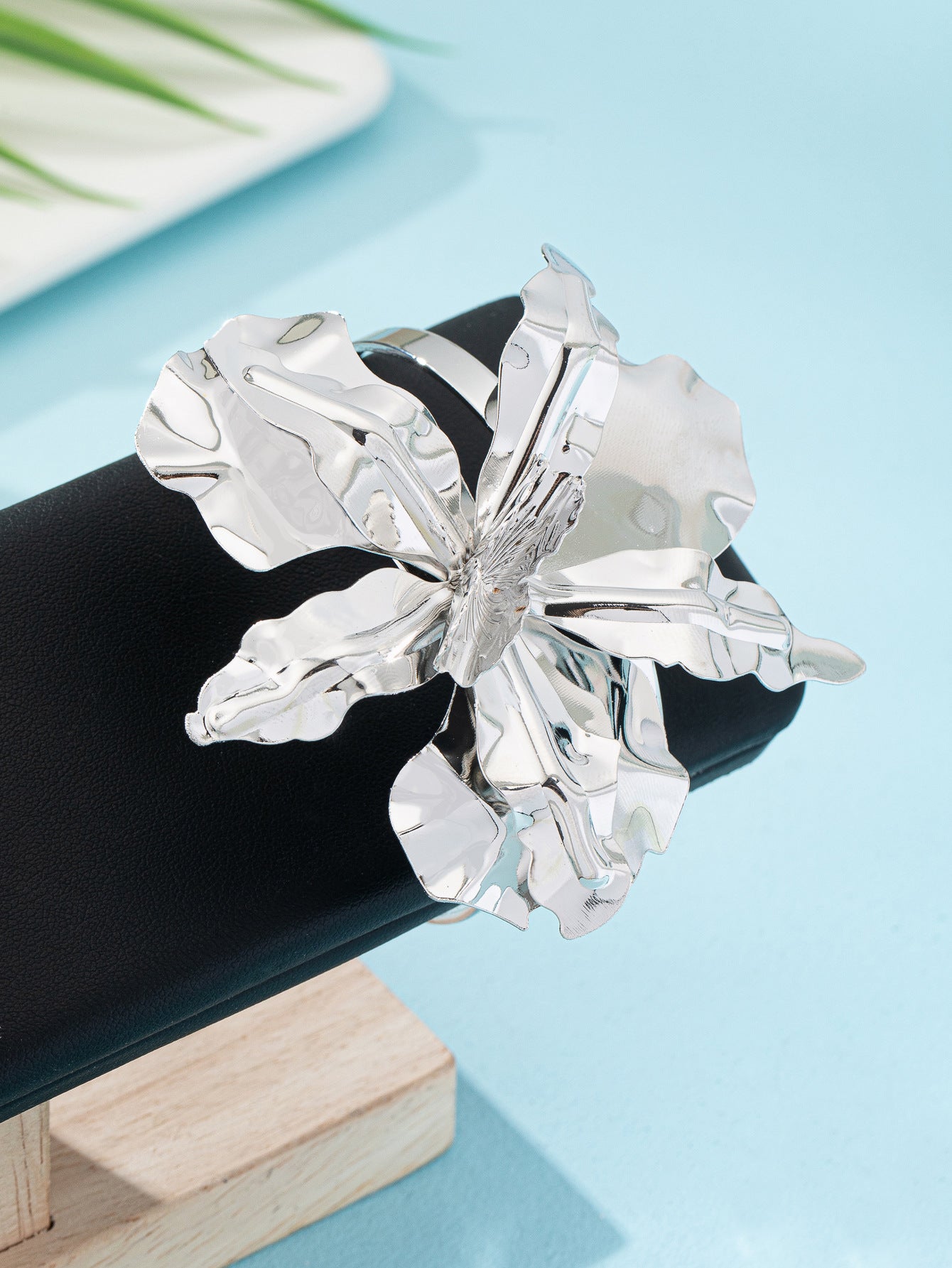 Flower Pattern Bangle In Gold For Elegant Jewelry Accessory