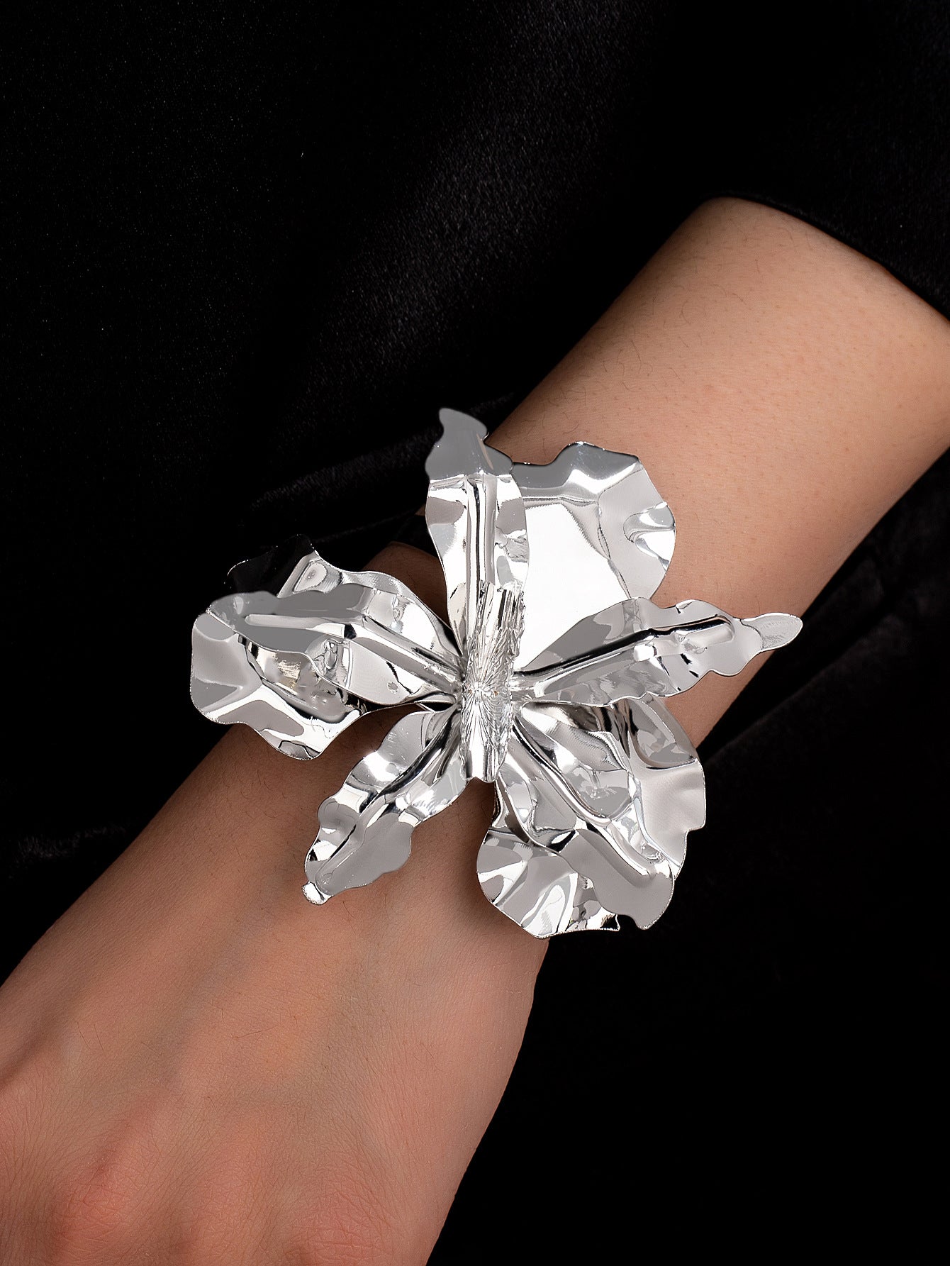 Flower Pattern Bangle In Gold For Elegant Jewelry Accessory