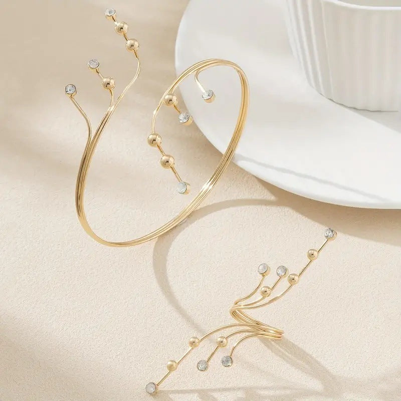 Golden Jewelry Set Featuring Elegant Geometric Pattern For Stylish Wear