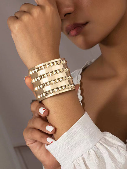 Geometric Round Gold Bangle For Stylish Everyday Wear