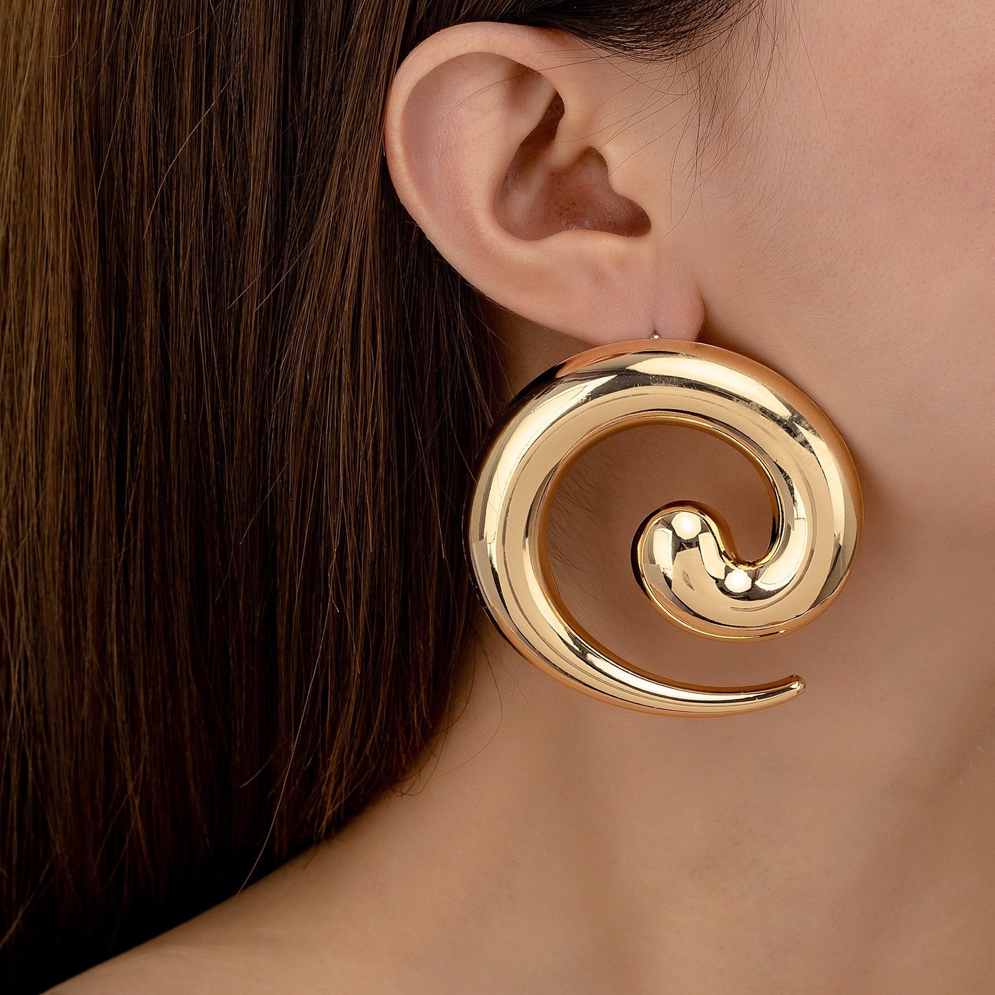 Exaggerated Retro Gold Metal Earrings Featuring Conch Pattern For A Bold Fashion Statement