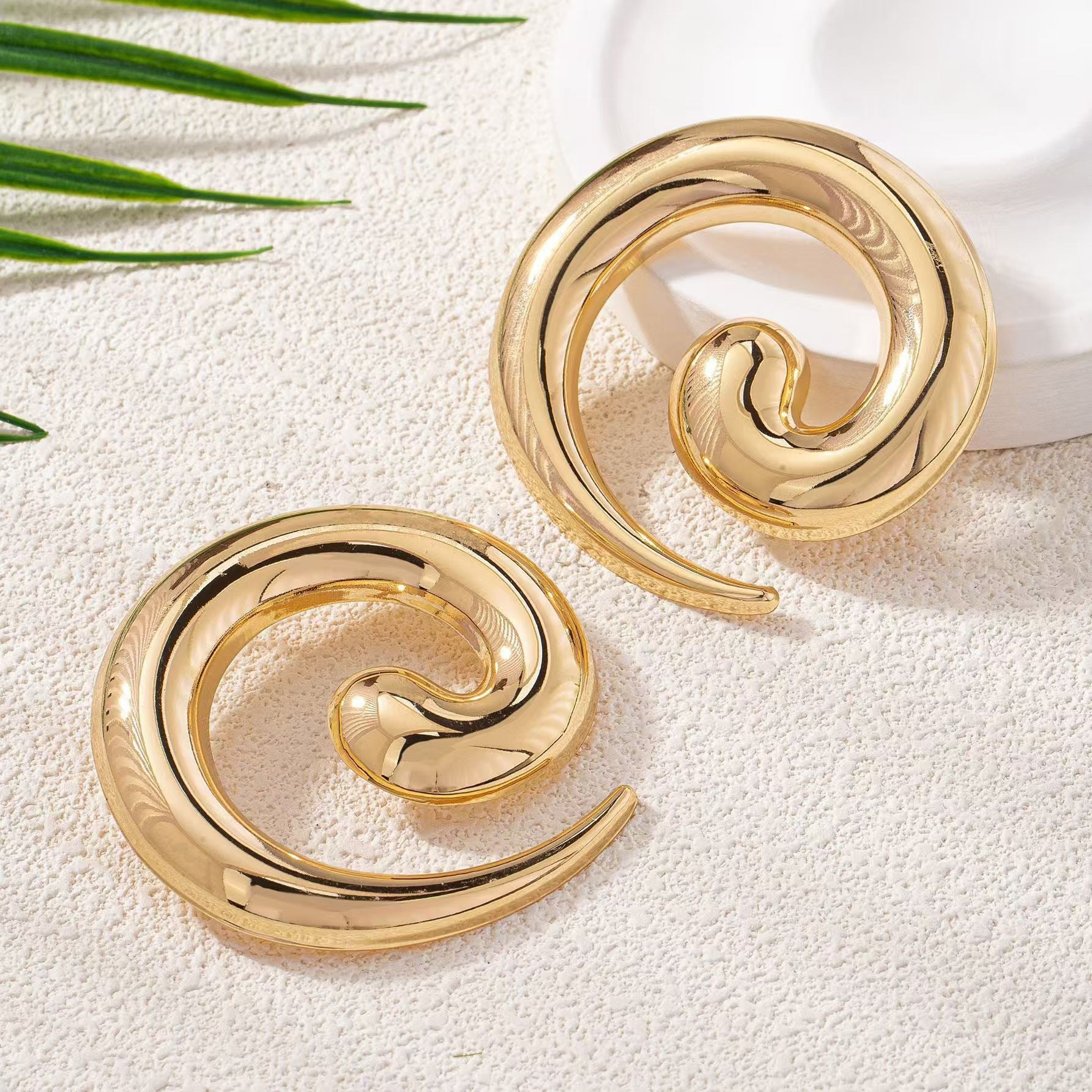 Exaggerated Retro Gold Metal Earrings Featuring Conch Pattern For A Bold Fashion Statement