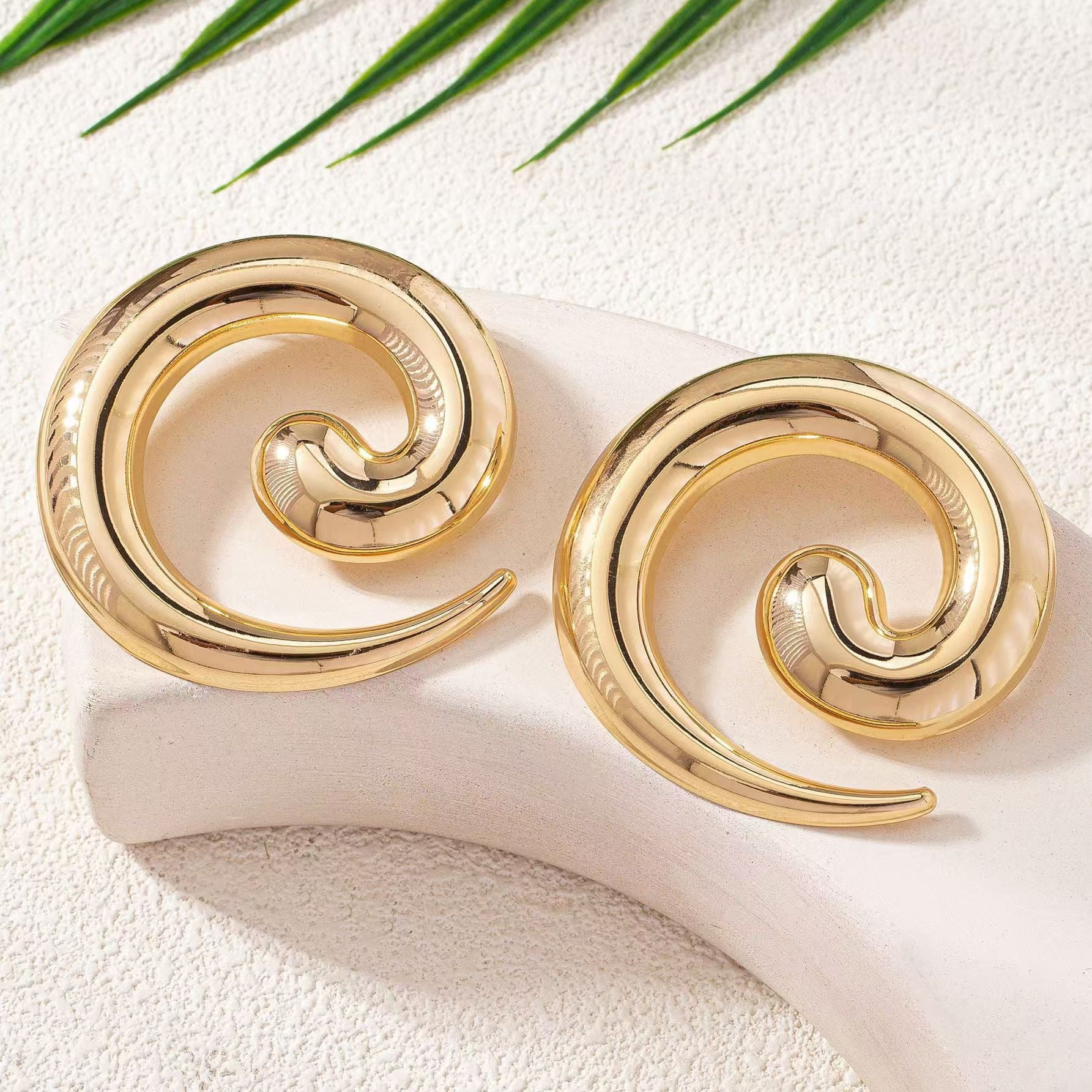 Exaggerated Retro Gold Metal Earrings Featuring Conch Pattern For A Bold Fashion Statement