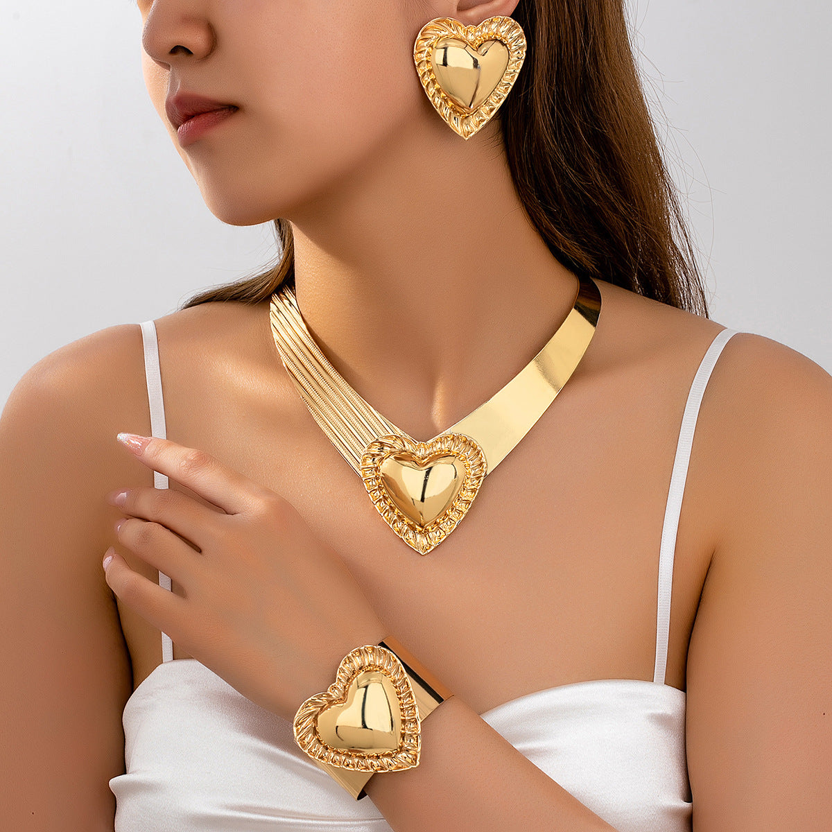 Golden Jewelry Set Featuring Heart Shape Pattern Made Of Metal