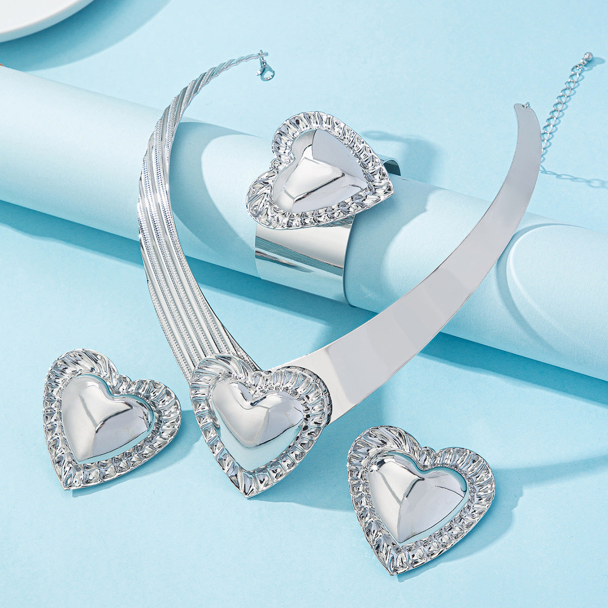 Golden Jewelry Set Featuring Heart Shape Pattern Made Of Metal