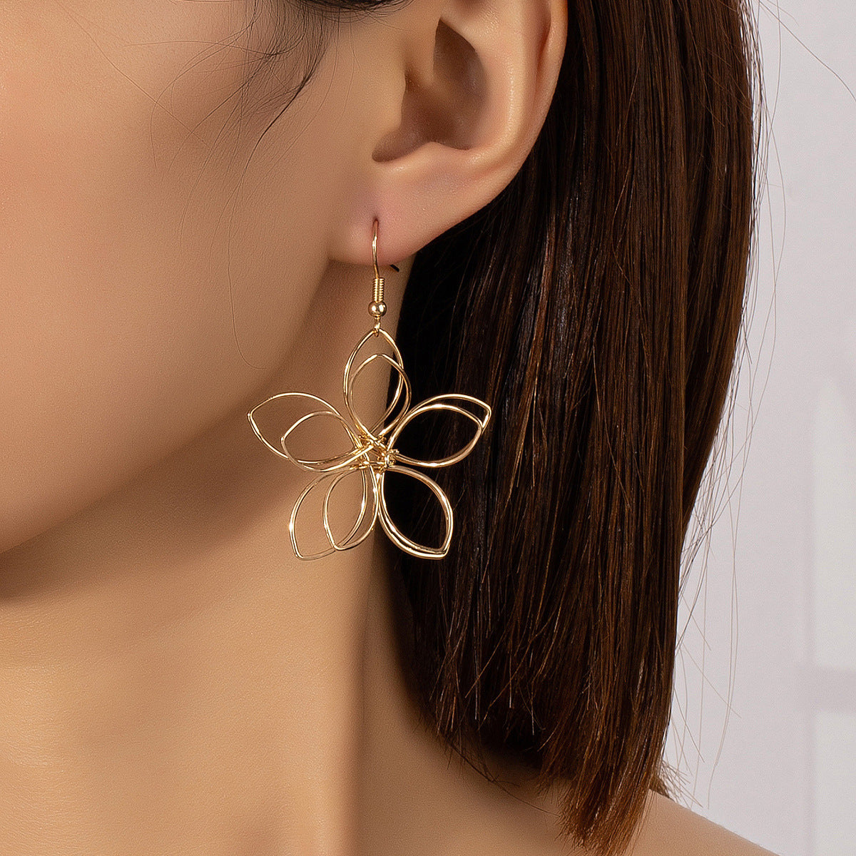 Pastoral Retro Flower Earrings In Gold, Perfect For A Stylish And Elegant Look