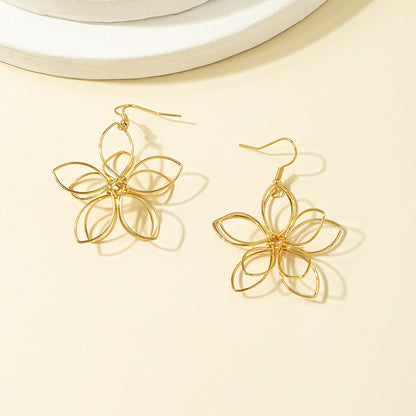 Pastoral Retro Flower Earrings In Gold, Perfect For A Stylish And Elegant Look
