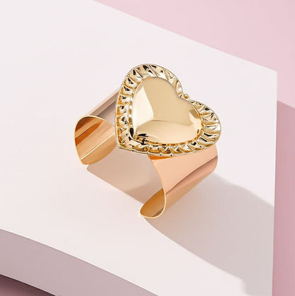 Golden Jewelry Set Featuring Heart Shape Pattern Made Of Metal