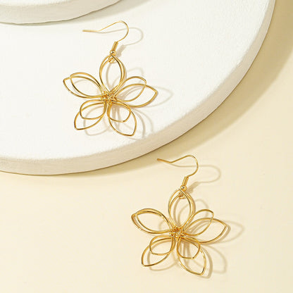 Pastoral Retro Flower Earrings In Gold, Perfect For A Stylish And Elegant Look