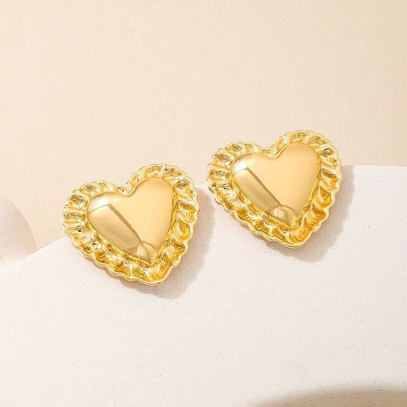 Golden Jewelry Set Featuring Heart Shape Pattern Made Of Metal
