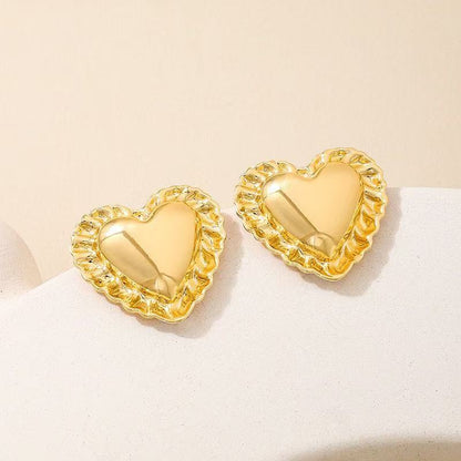 Golden Jewelry Set Featuring Heart Shape Pattern Made Of Metal