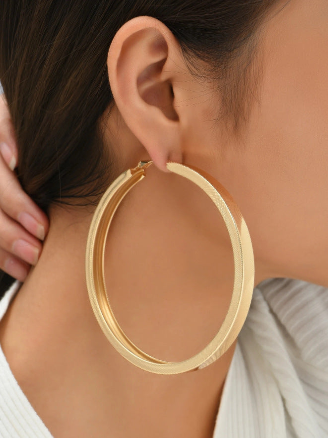 Geometric Circle Round Earrings In Gold Featuring Elegant Design For Stylish Wear