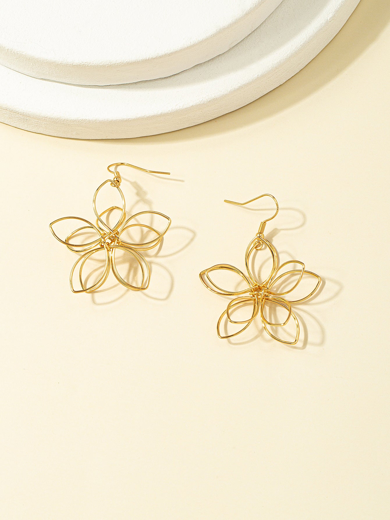 Pastoral Retro Flower Earrings In Gold, Perfect For A Stylish And Elegant Look
