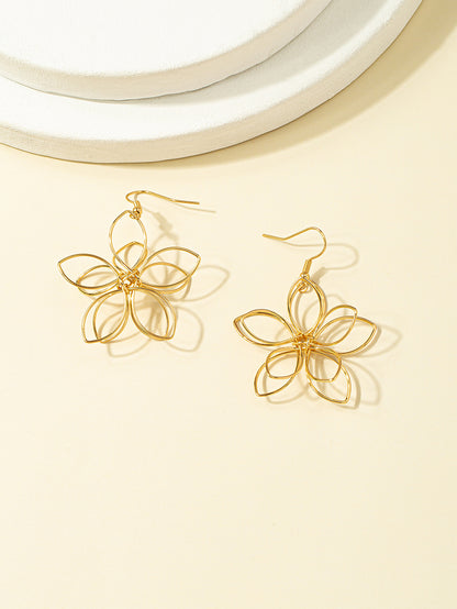 Pastoral Retro Flower Earrings In Gold, Perfect For A Stylish And Elegant Look