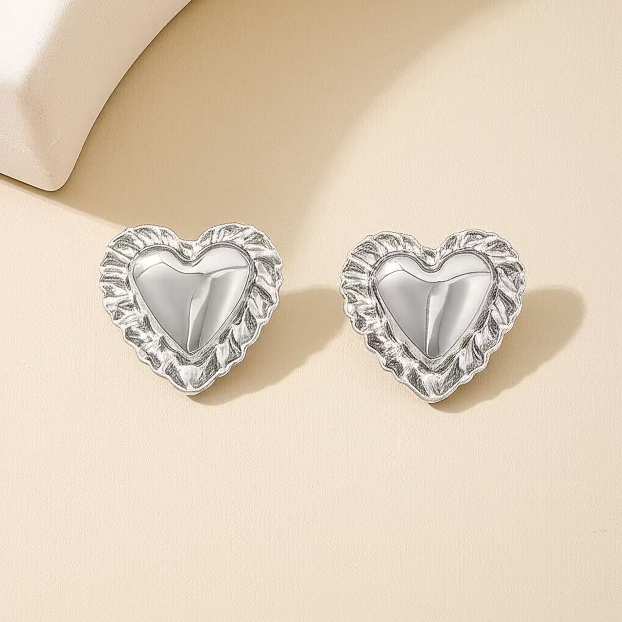 Golden Jewelry Set Featuring Heart Shape Pattern Made Of Metal