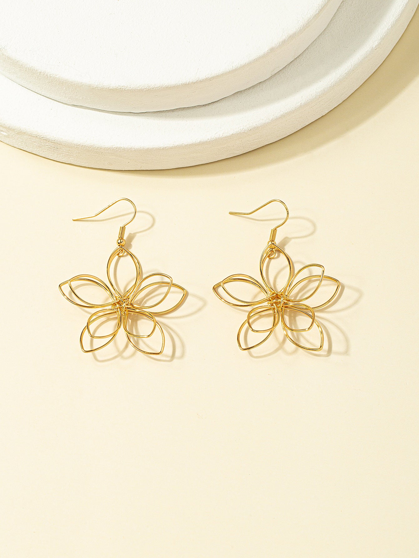 Pastoral Retro Flower Earrings In Gold, Perfect For A Stylish And Elegant Look