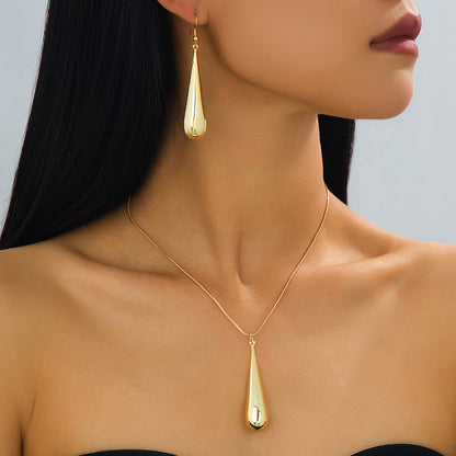 Golden Jewelry Set Featuring Elegant Water Droplets Pattern