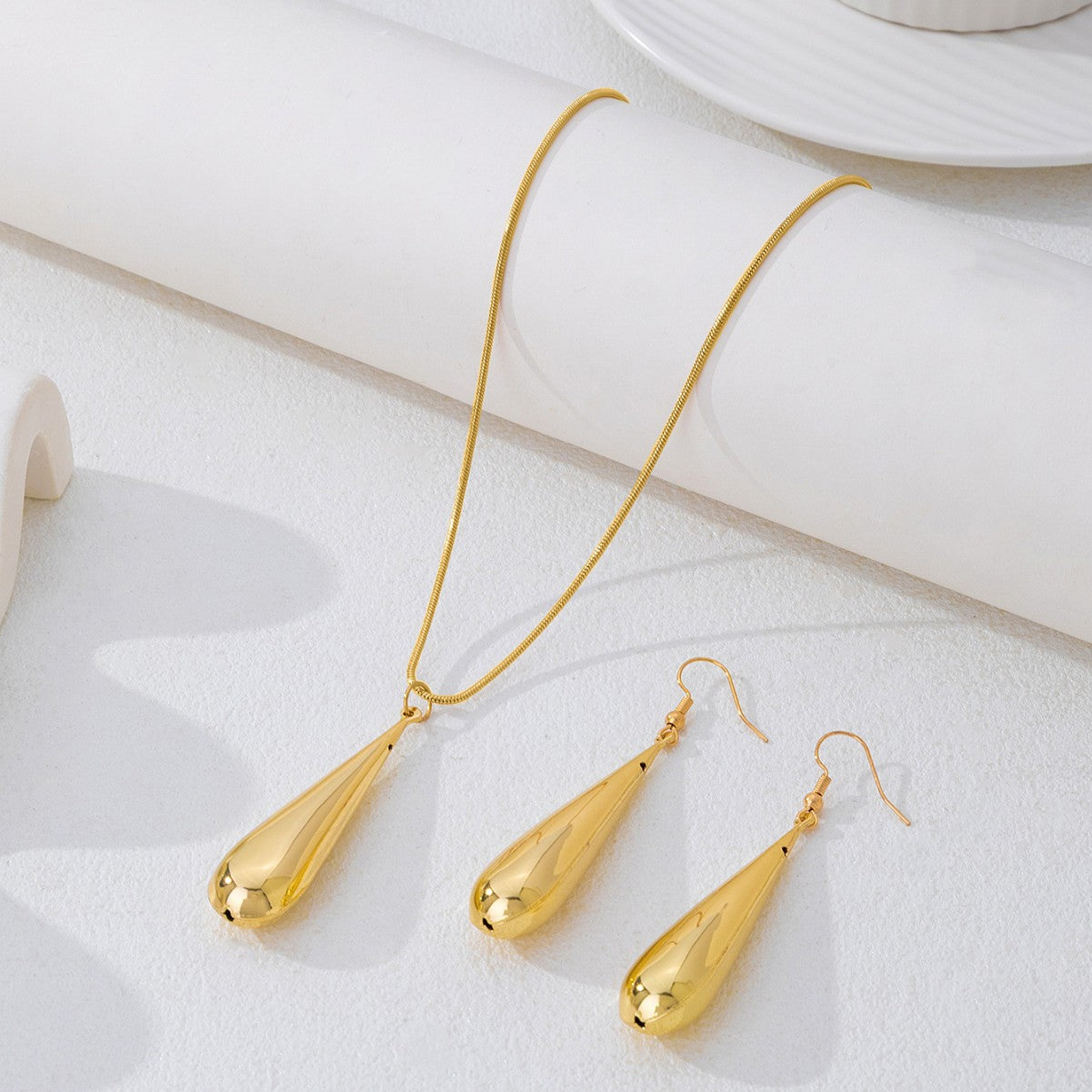Golden Jewelry Set Featuring Elegant Water Droplets Pattern