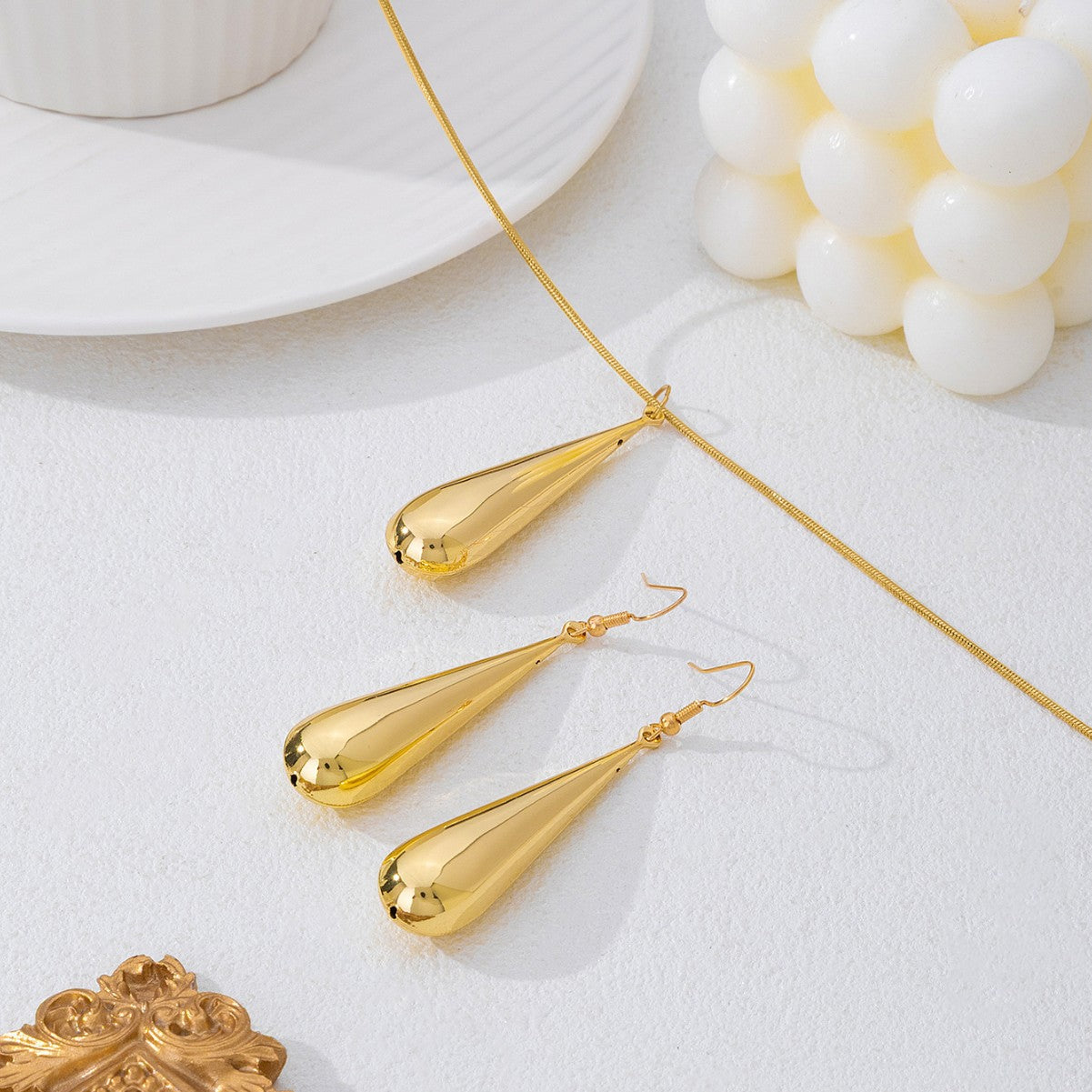 Golden Jewelry Set Featuring Elegant Water Droplets Pattern