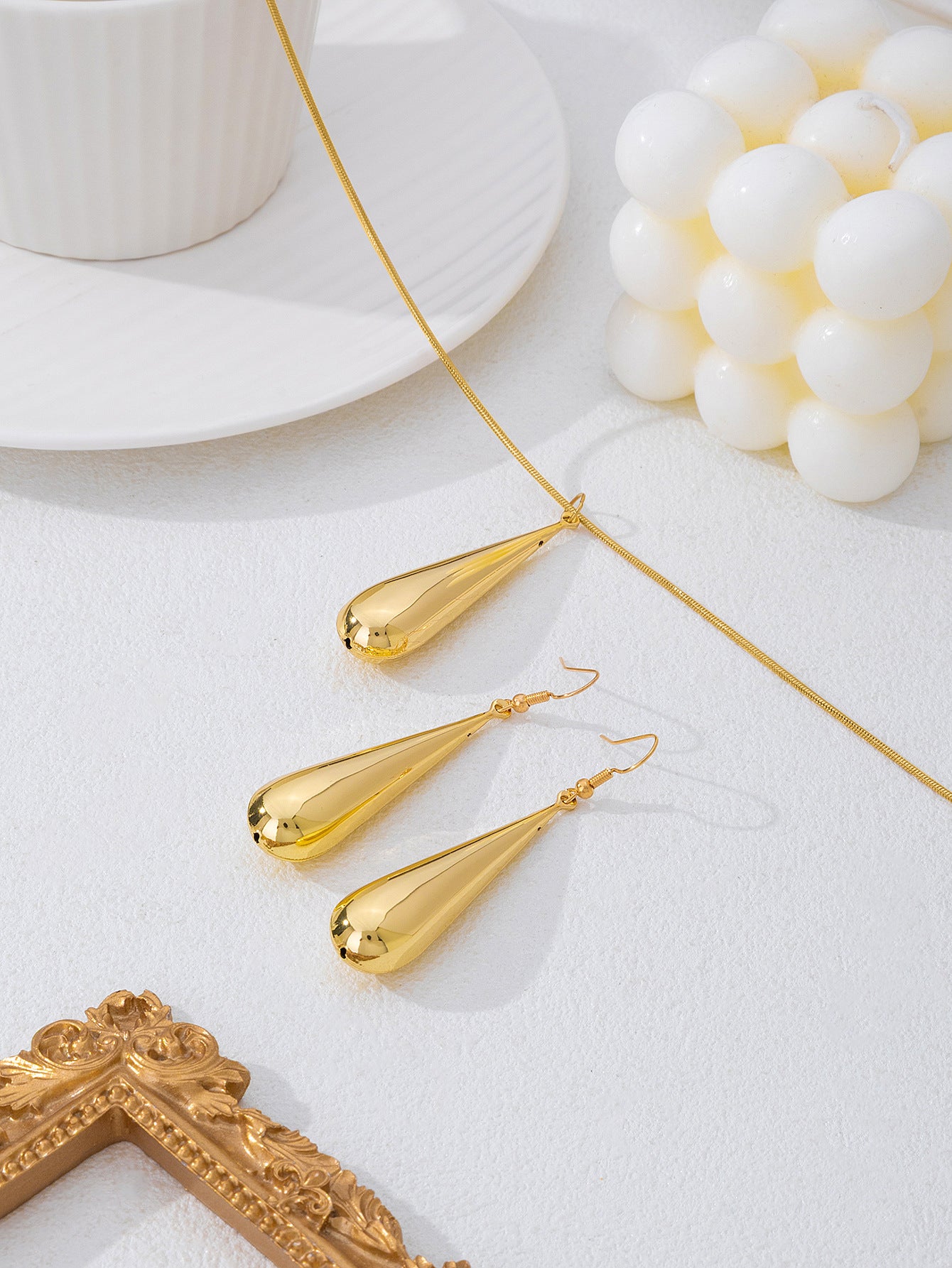 Golden Jewelry Set Featuring Elegant Water Droplets Pattern