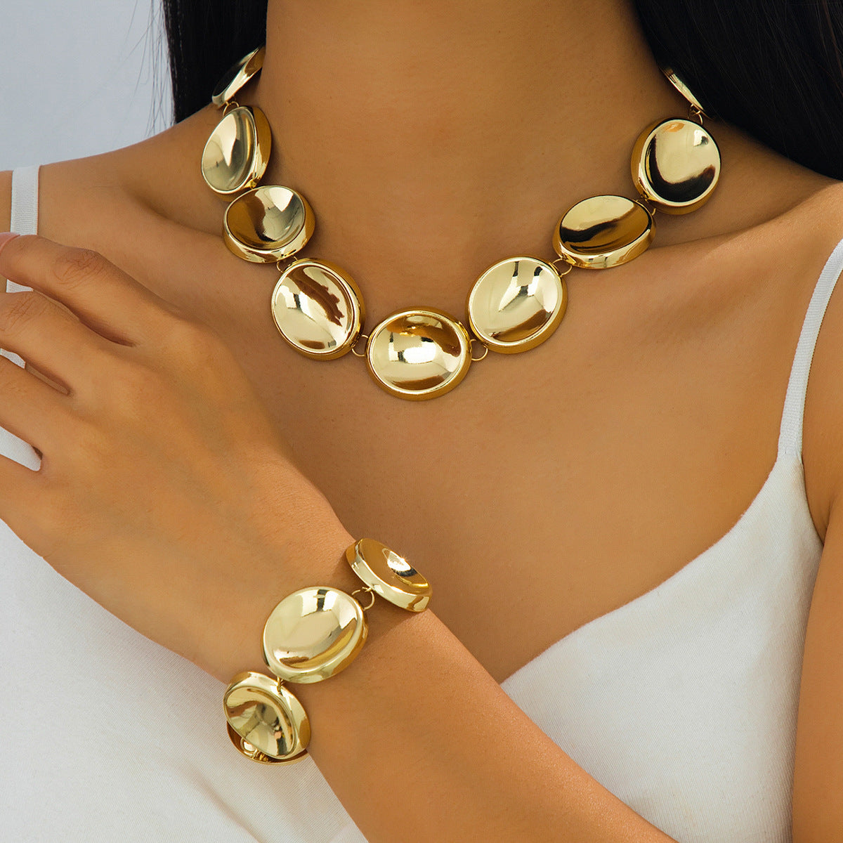 Golden Jewelry Set Featuring An Irregular Pattern Necklace, Elegant And Unique Design