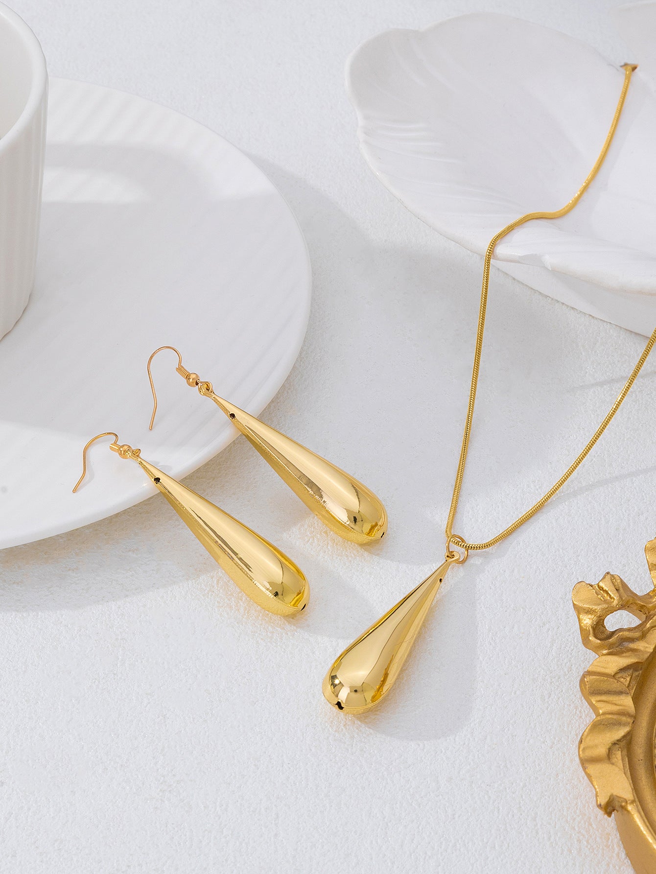 Golden Jewelry Set Featuring Elegant Water Droplets Pattern