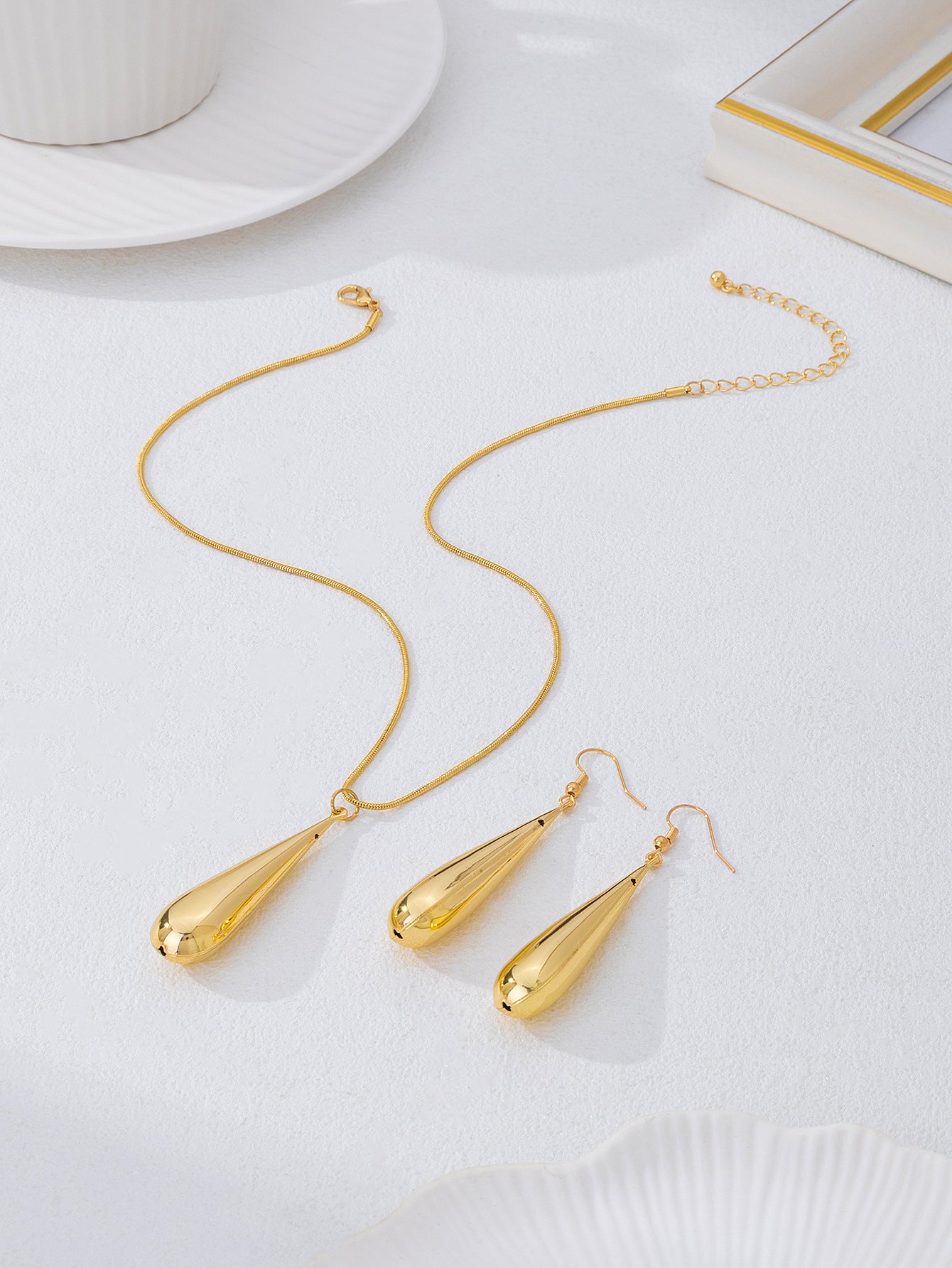Golden Jewelry Set Featuring Elegant Water Droplets Pattern