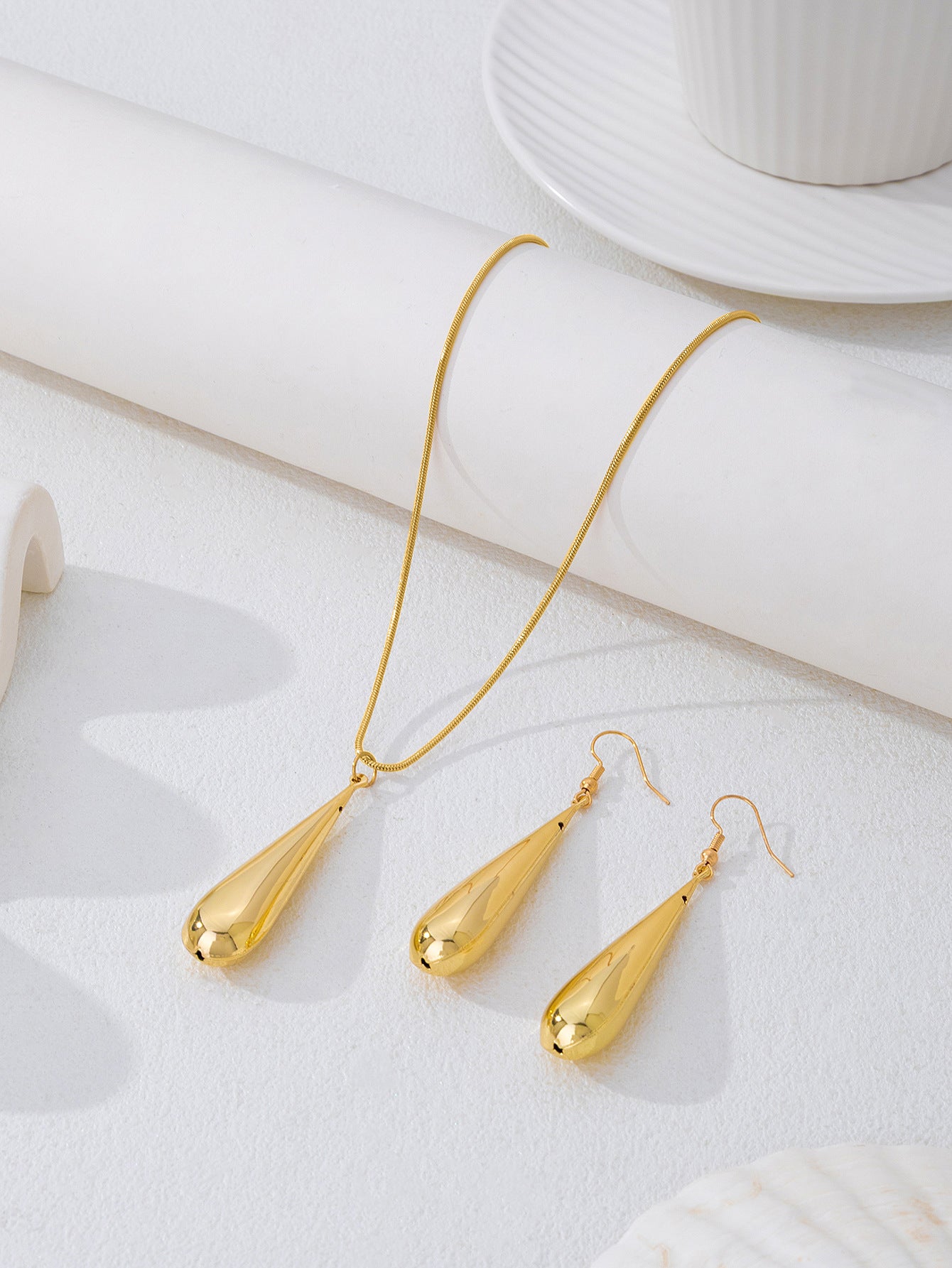 Golden Jewelry Set Featuring Elegant Water Droplets Pattern