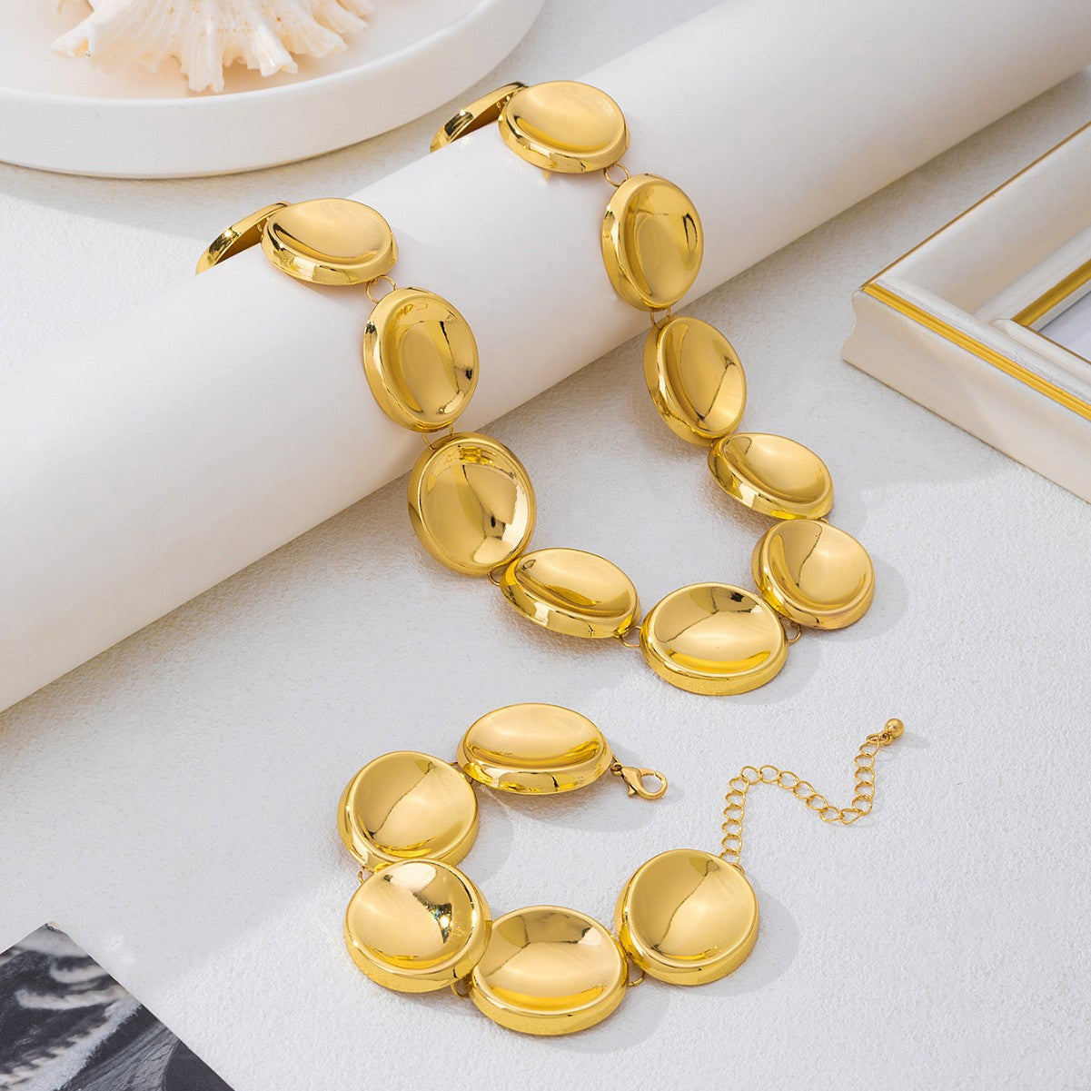 Golden Jewelry Set Featuring An Irregular Pattern Necklace, Elegant And Unique Design