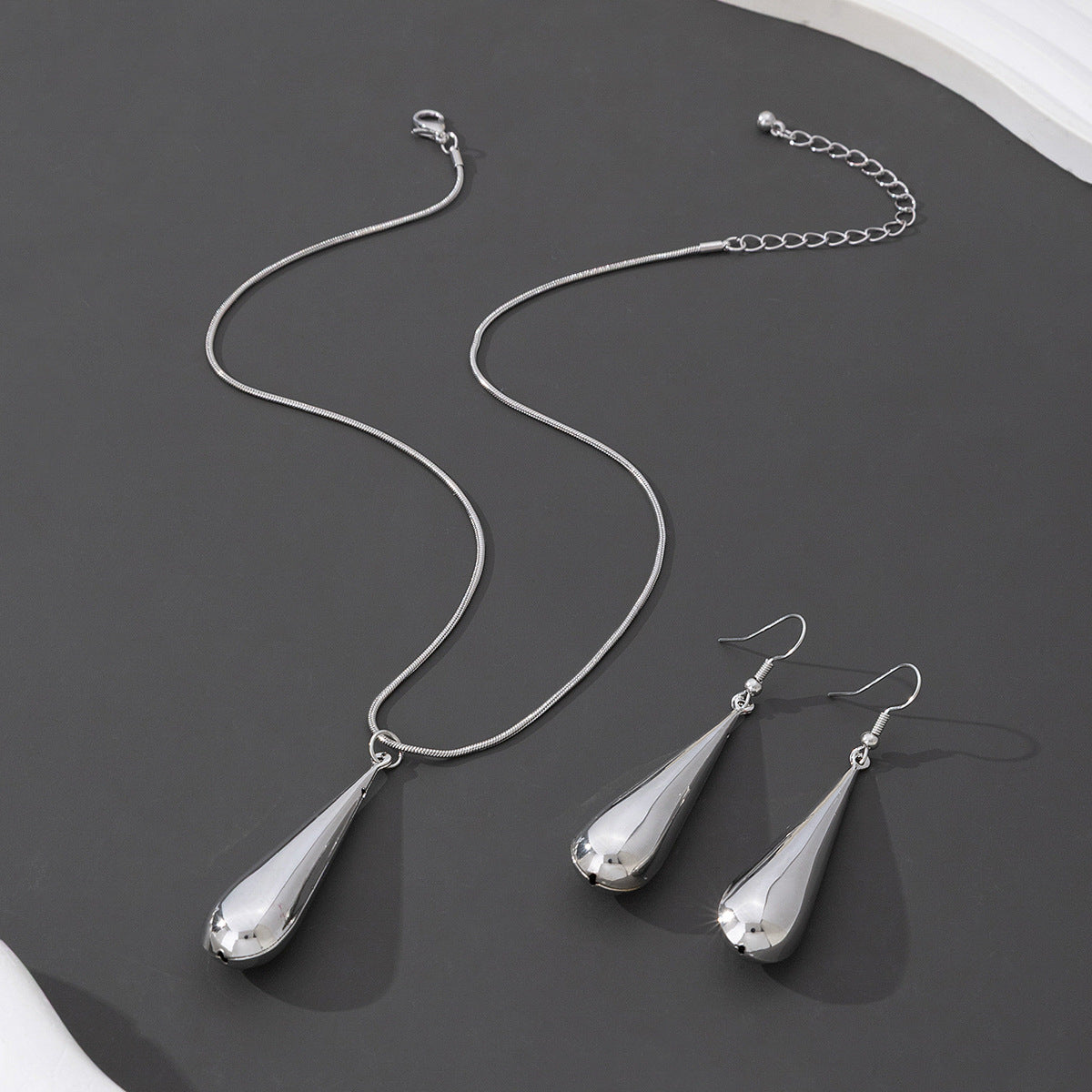 Golden Jewelry Set Featuring Elegant Water Droplets Pattern