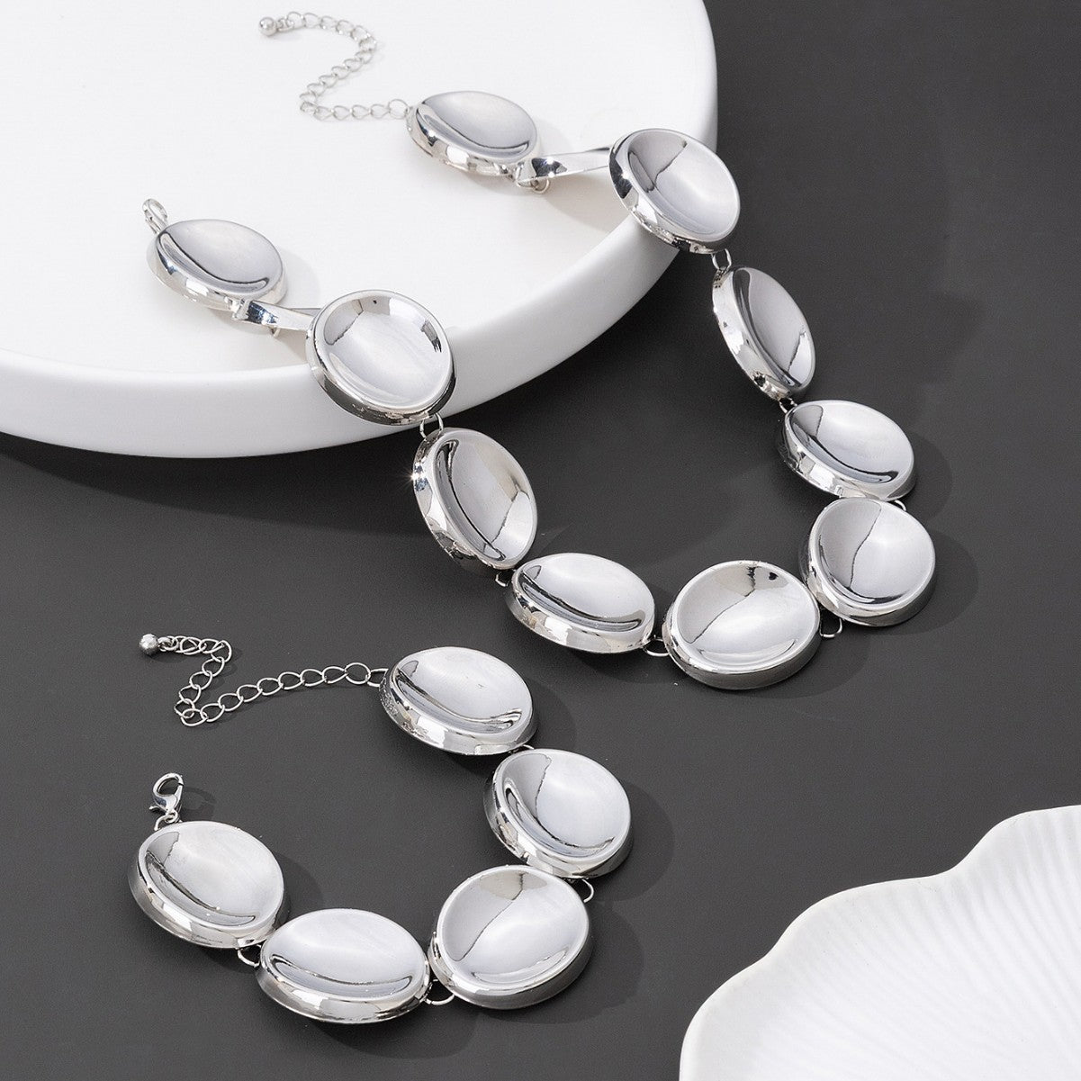 Golden Jewelry Set Featuring An Irregular Pattern Necklace, Elegant And Unique Design