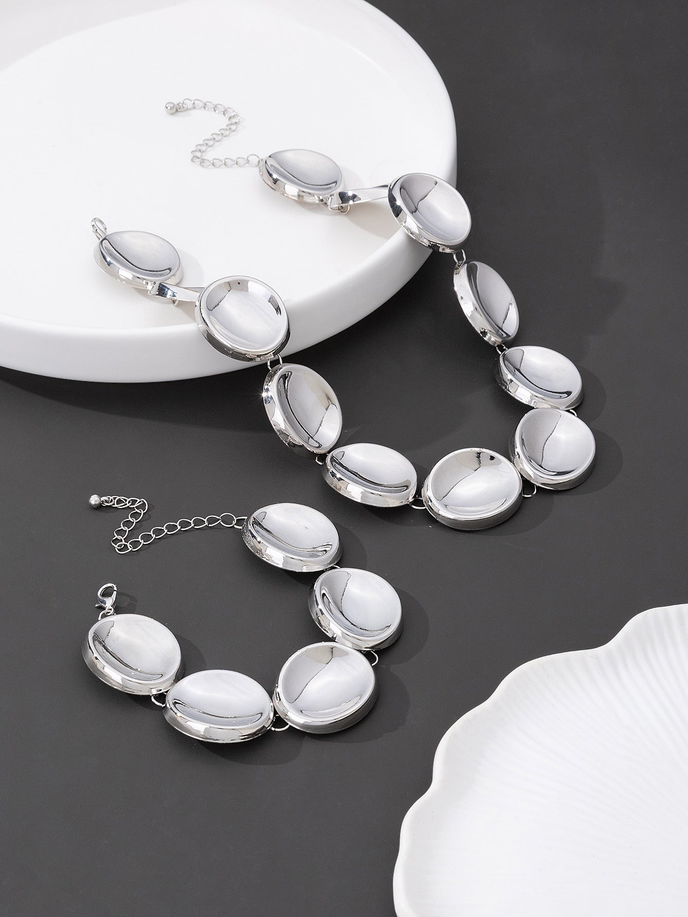 Golden Jewelry Set Featuring An Irregular Pattern Necklace, Elegant And Unique Design