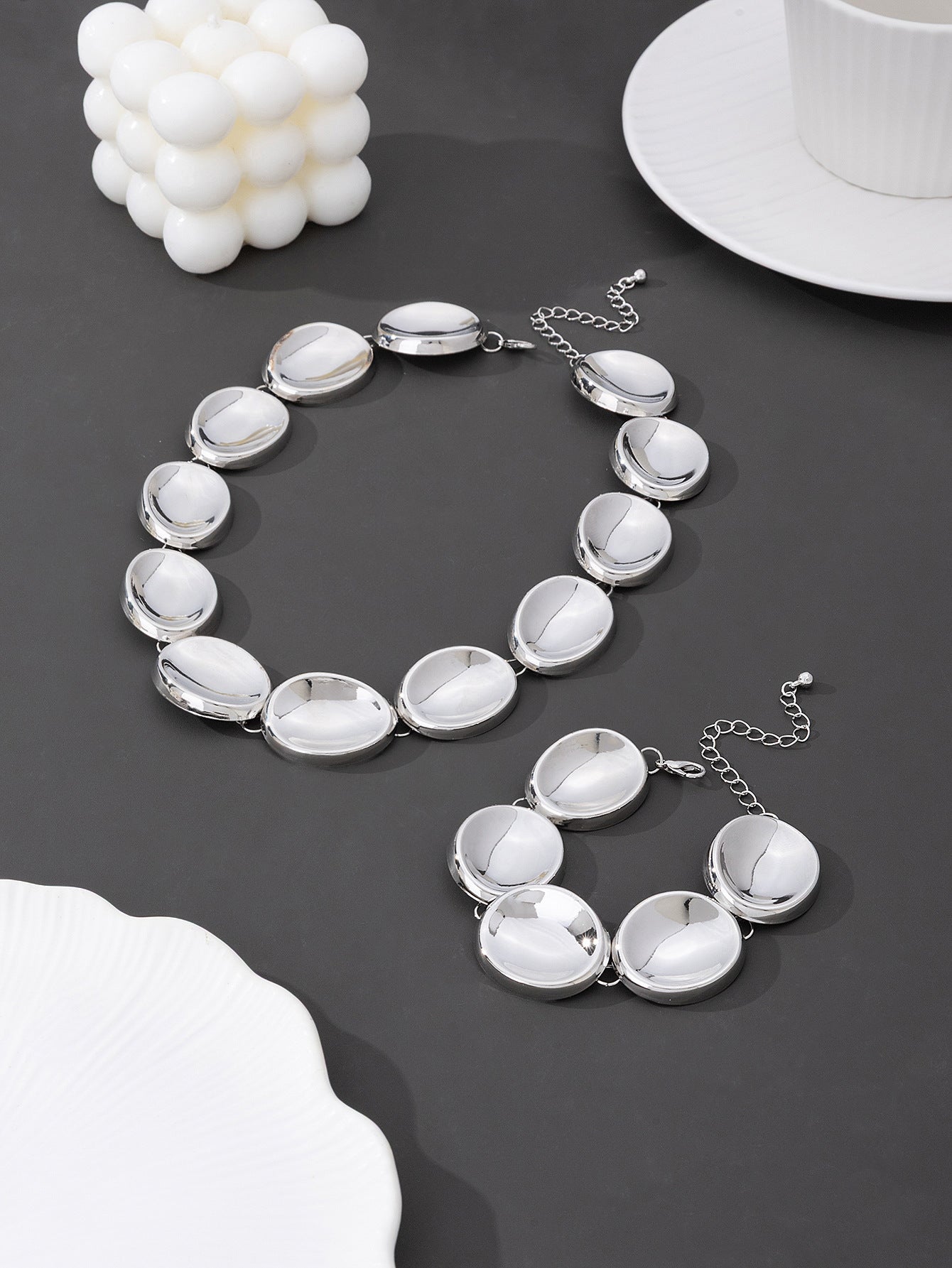 Golden Jewelry Set Featuring An Irregular Pattern Necklace, Elegant And Unique Design