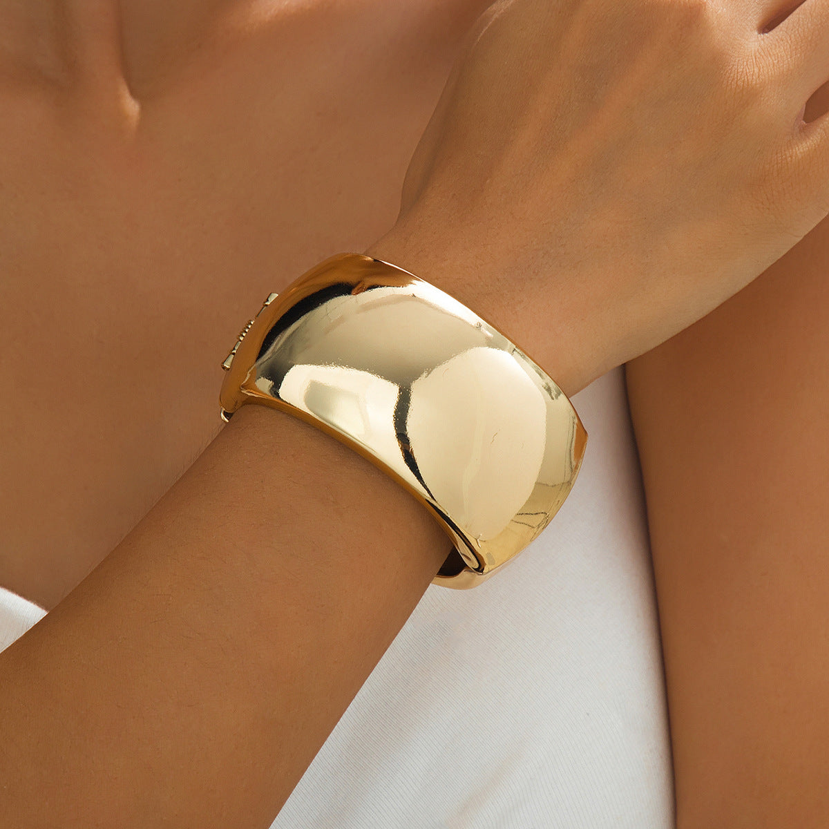 Round Pattern Alloy Bangle In Gold For Elegant Jewelry Accessory