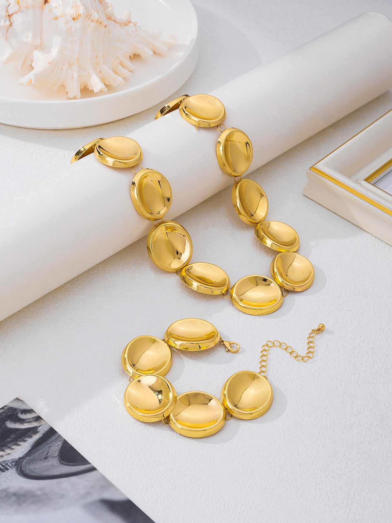 Golden Jewelry Set Featuring An Irregular Pattern Necklace, Elegant And Unique Design