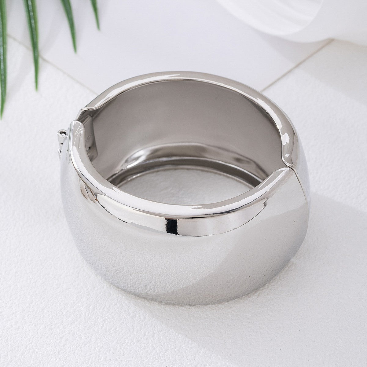 Round Pattern Alloy Bangle In Gold For Elegant Jewelry Accessory
