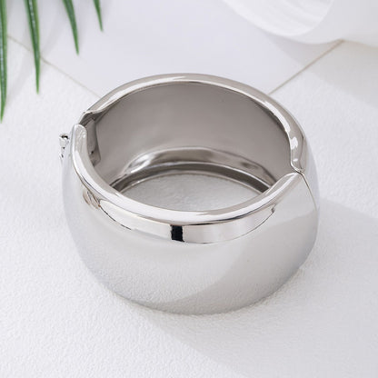 Round Pattern Alloy Bangle In Gold For Elegant Jewelry Accessory