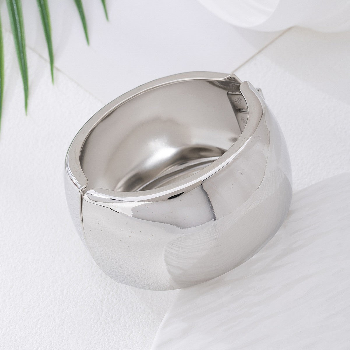 Round Pattern Alloy Bangle In Gold For Elegant Jewelry Accessory