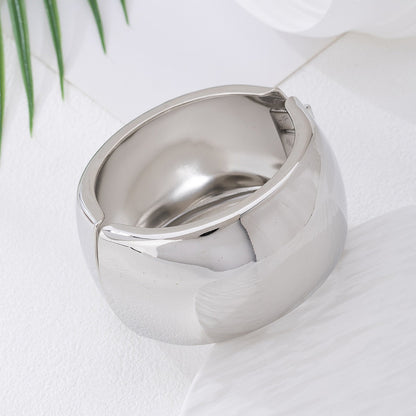 Round Pattern Alloy Bangle In Gold For Elegant Jewelry Accessory