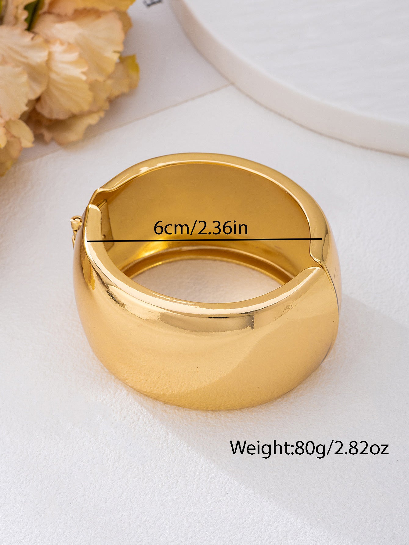 Round Pattern Alloy Bangle In Gold For Elegant Jewelry Accessory