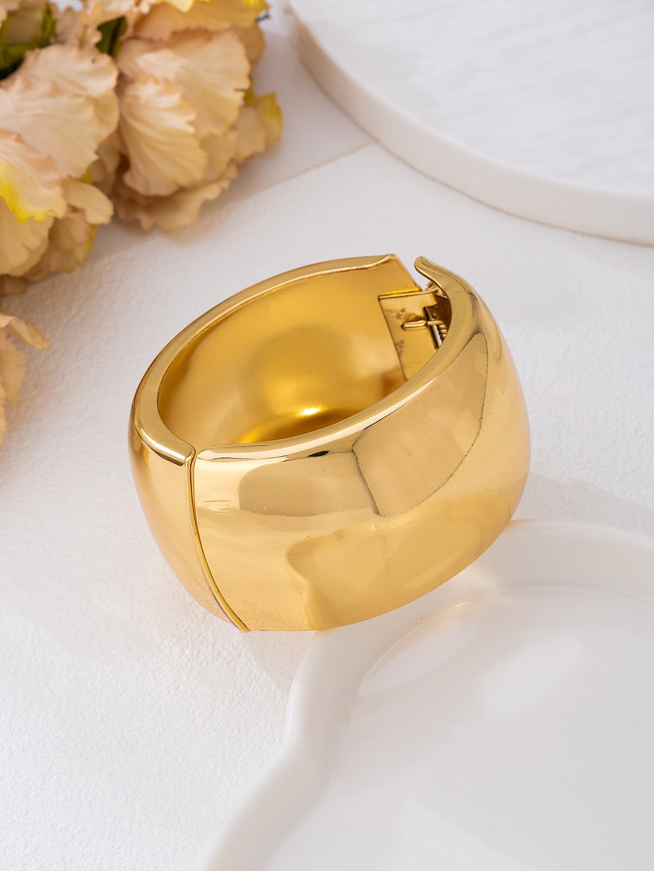 Round Pattern Alloy Bangle In Gold For Elegant Jewelry Accessory